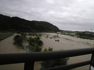 上富田町の富田川